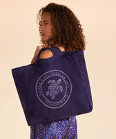 Bolso tote de lino con estampado Turtle Midnight vista frontal desgastada