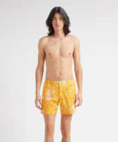 Maillot de bain homme court stretch ceinture plate Palm Leaves Mangue vue portée de face