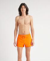 Maillot de bain court homme Tortues Jacquard Abricot vue portée de face