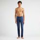 Pantaloni uomo in denim a 5 tasche Tropical Flowers Med denim w2 vista frontale indossata